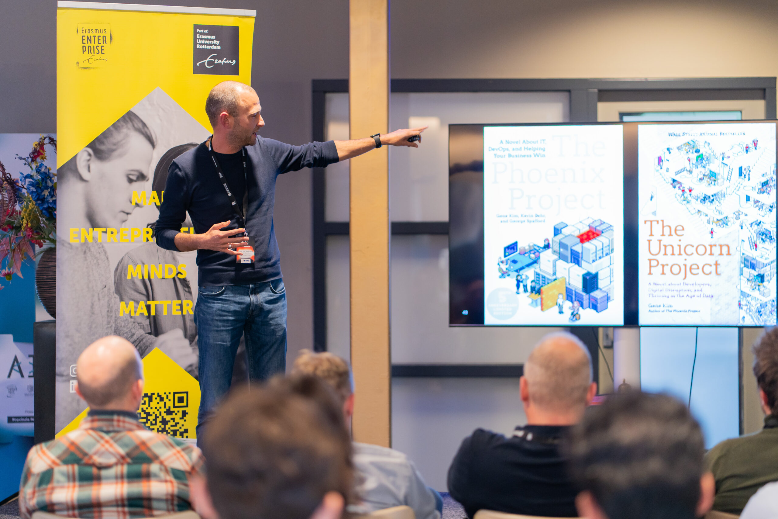 Guido van Gageldonk presenteert voor publiek tijdens AI Pitch Competition